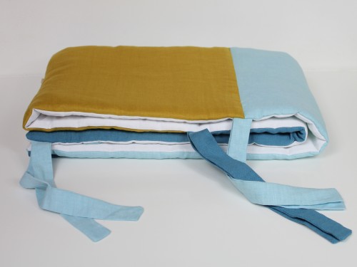 BLUE GRAPHIC COT BUMPER