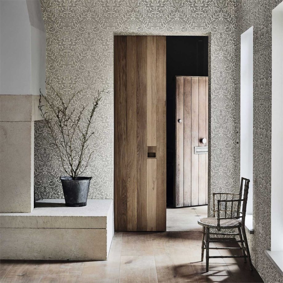 1-morris-pure-acorn-wallpaper-plant-neutral-classic-lifestyle-image-vase-light-interiors
